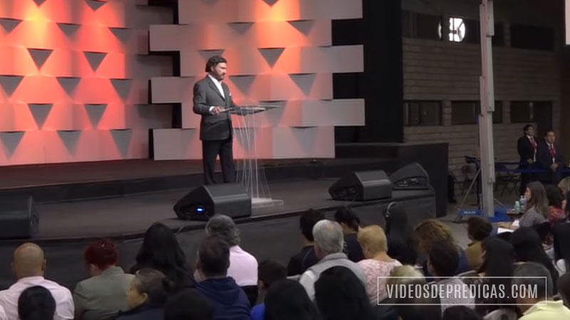 El Dr Alducin impartiendo la Palabra de Dios desde la Iglesia Vida Nueva, México A. C.